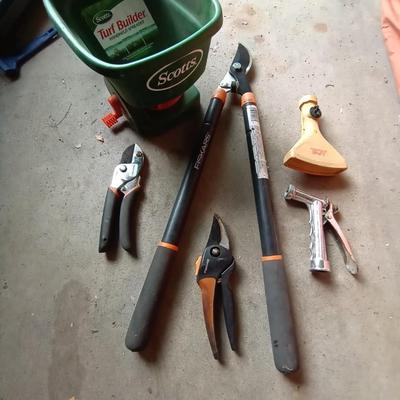 LOT 92 FISKARS CLIPPERS-SCOTTS HAND FERTILIZER