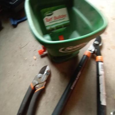 LOT 92 FISKARS CLIPPERS-SCOTTS HAND FERTILIZER