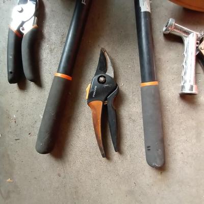 LOT 92 FISKARS CLIPPERS-SCOTTS HAND FERTILIZER