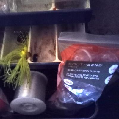 LOT 100 TACKLEBOX WITH FISHING KNIVES AND TACKLE