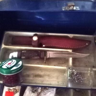 LOT 100 TACKLEBOX WITH FISHING KNIVES AND TACKLE