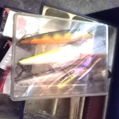 LOT 100 TACKLEBOX WITH FISHING KNIVES AND TACKLE