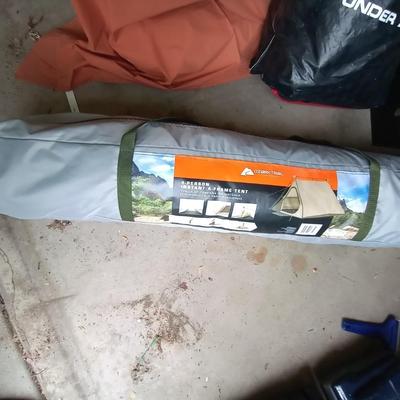 LOT 102 OZARK TRAIL 4 PERSON TENT