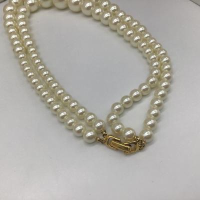 Double Strand Pearl Type Fashion necklace.