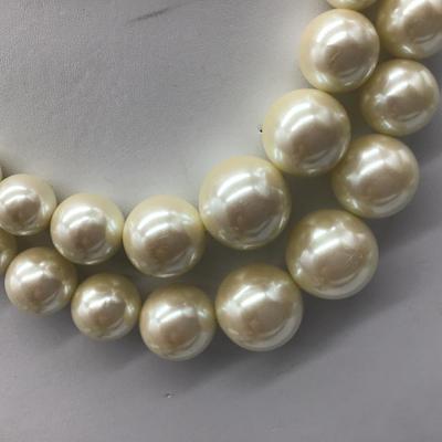 Double Strand Pearl Type Fashion necklace.