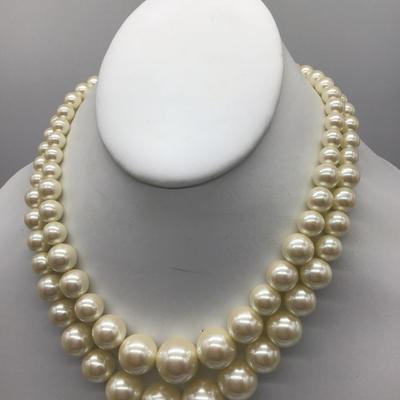 Double Strand Pearl Type Fashion necklace.