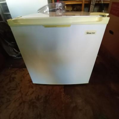 LOT 49 MAGIC CHEF MINI FRIDGE