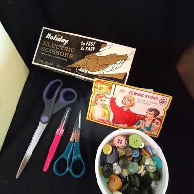 LOT 52 SEWING BOX-ELECTRIC SCISSORS-THREAD