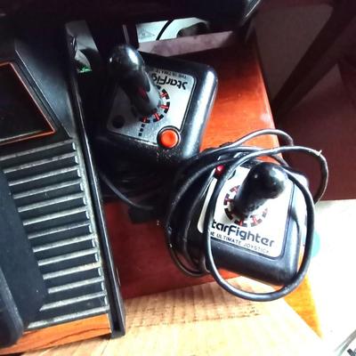 LOT 109 VINTAGE ATARI VIDEO GAME CONSOLE AND GAMES