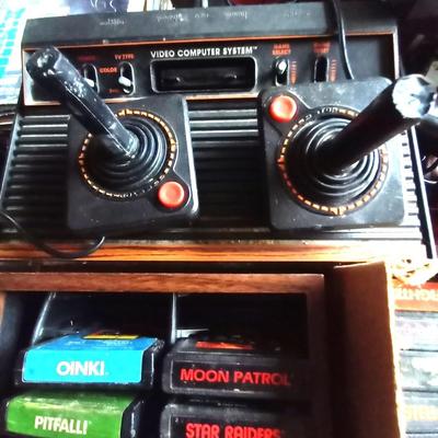 LOT 109 VINTAGE ATARI VIDEO GAME CONSOLE AND GAMES