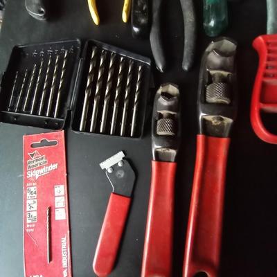 LOT 111 VARIETY OF HAND TOOLS
