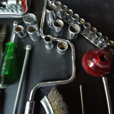 LOT 111 VARIETY OF HAND TOOLS