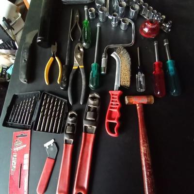 LOT 111 VARIETY OF HAND TOOLS