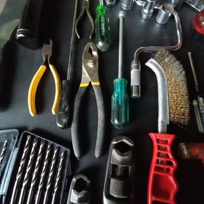 LOT 111 VARIETY OF HAND TOOLS