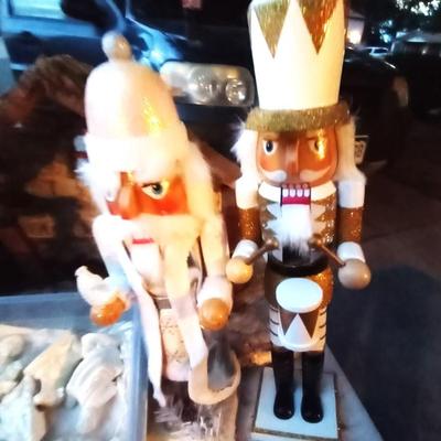 LOT 117 MANGER AND NUTCRACKERS