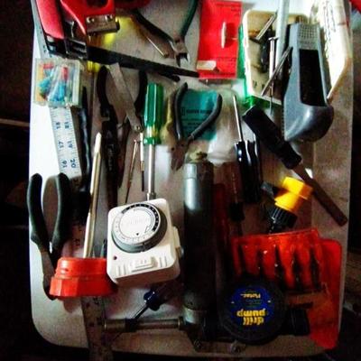 LOT 121 LARGE VARIETY OF HAND TOOLS AND HARDWARE