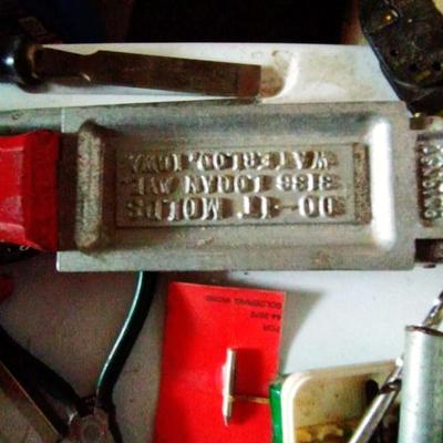 LOT 121 LARGE VARIETY OF HAND TOOLS AND HARDWARE