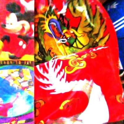 LOT 122 FOUR LOONEY TUNE AND MICKY MOUSE KITES AND STRING
