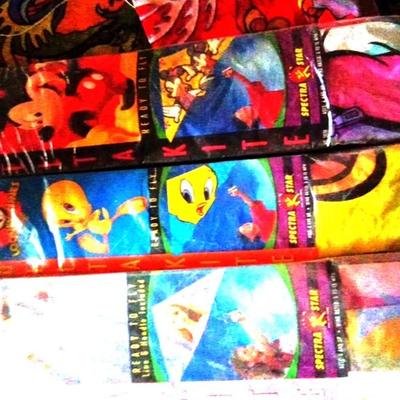 LOT 122 FOUR LOONEY TUNE AND MICKY MOUSE KITES AND STRING