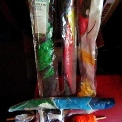 LOT 123 KITES AND STRING