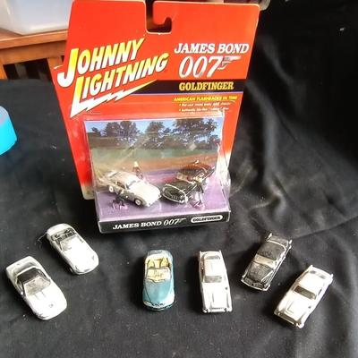 LOT 126 NIB JOHNNY LIGHTNING JAMES BOND 007 AND COLLECTABLE CARS