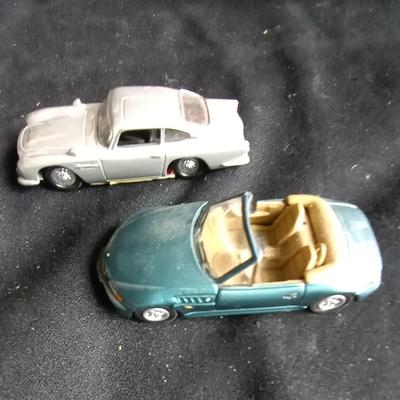 LOT 126 NIB JOHNNY LIGHTNING JAMES BOND 007 AND COLLECTABLE CARS