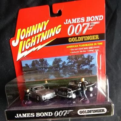 LOT 126 NIB JOHNNY LIGHTNING JAMES BOND 007 AND COLLECTABLE CARS