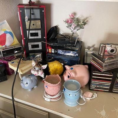 Lot 4: Light equipment, media items & more