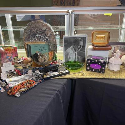 Lot 6: Jewelry counter selection