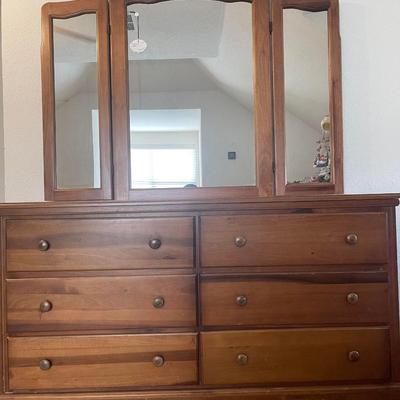 Lot 14: Bedroom furniture