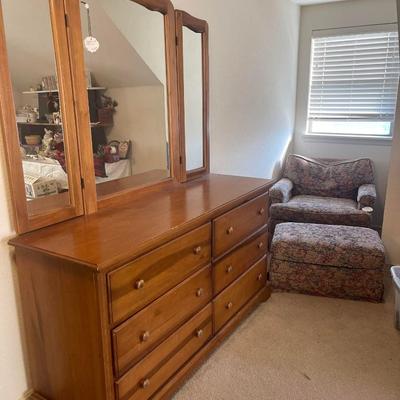 Lot 14: Bedroom furniture