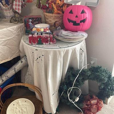 Lot 15: Holiday items & more