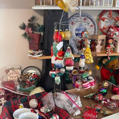 Lot 15: Holiday items & more