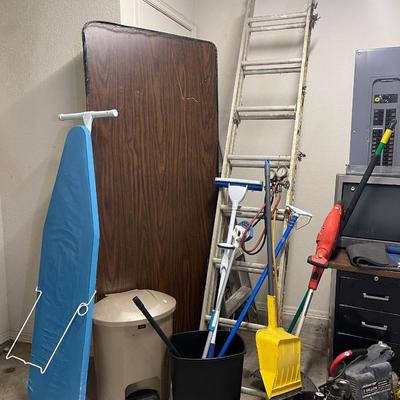 Lot 16: Garage / Ladder & more