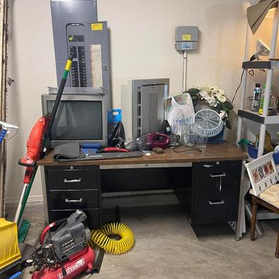 Lot 16: Garage / Ladder & more