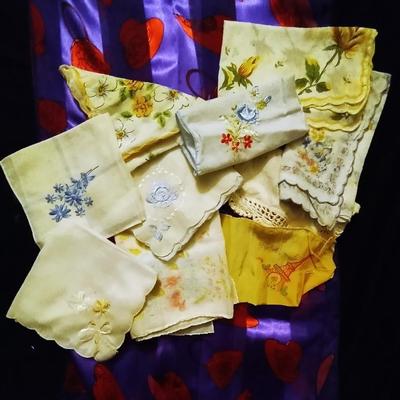 LOT 96 VINTAGE LADIES' HANKIES AND LADIES' ITEMS