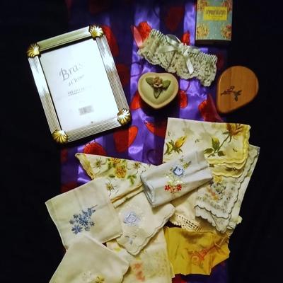LOT 96 VINTAGE LADIES' HANKIES AND LADIES' ITEMS