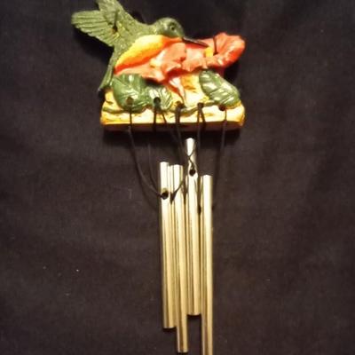 LOT 97 HUMMINGBIRD WOODEN BOX AND BLOWN GLASS