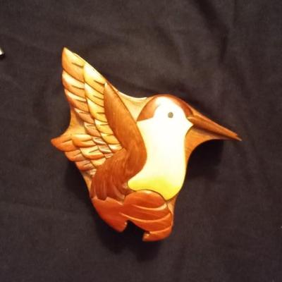 LOT 97 HUMMINGBIRD WOODEN BOX AND BLOWN GLASS