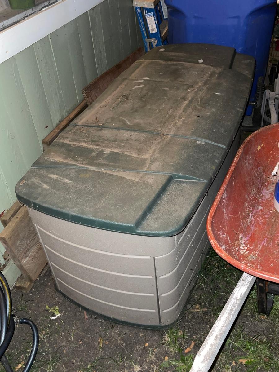 G89Large Rubbermaid container with a lid and gardening supplies