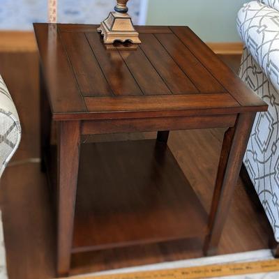 Lovely End Table, Like New