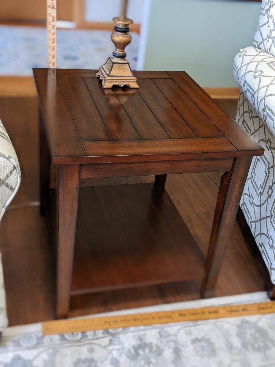 Lovely End Table, Like New