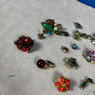 SUPER Lot of Mix and Match Vintage Earrings, Parts and Pieces. 