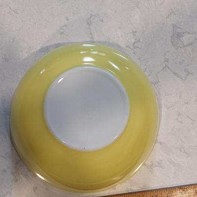 Vintage Pyrex Primary Yellow 4 qt
