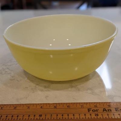 Vintage Pyrex Primary Yellow 4 qt