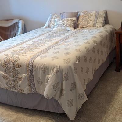 Like New Queen Bed, Includes Bedding