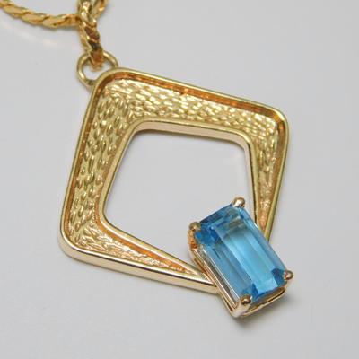 Pretty Aquamarine Colored Glass Stone Pendant Necklace