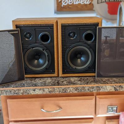 Solid Vintage American Acoustic D2550E Speakers