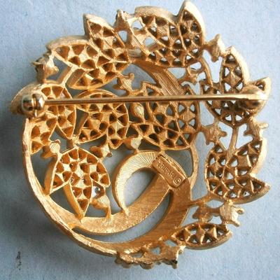 Vintage Crown Trifari Pin/Brooch in Gold Tone