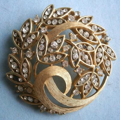 Vintage Crown Trifari Pin/Brooch in Gold Tone